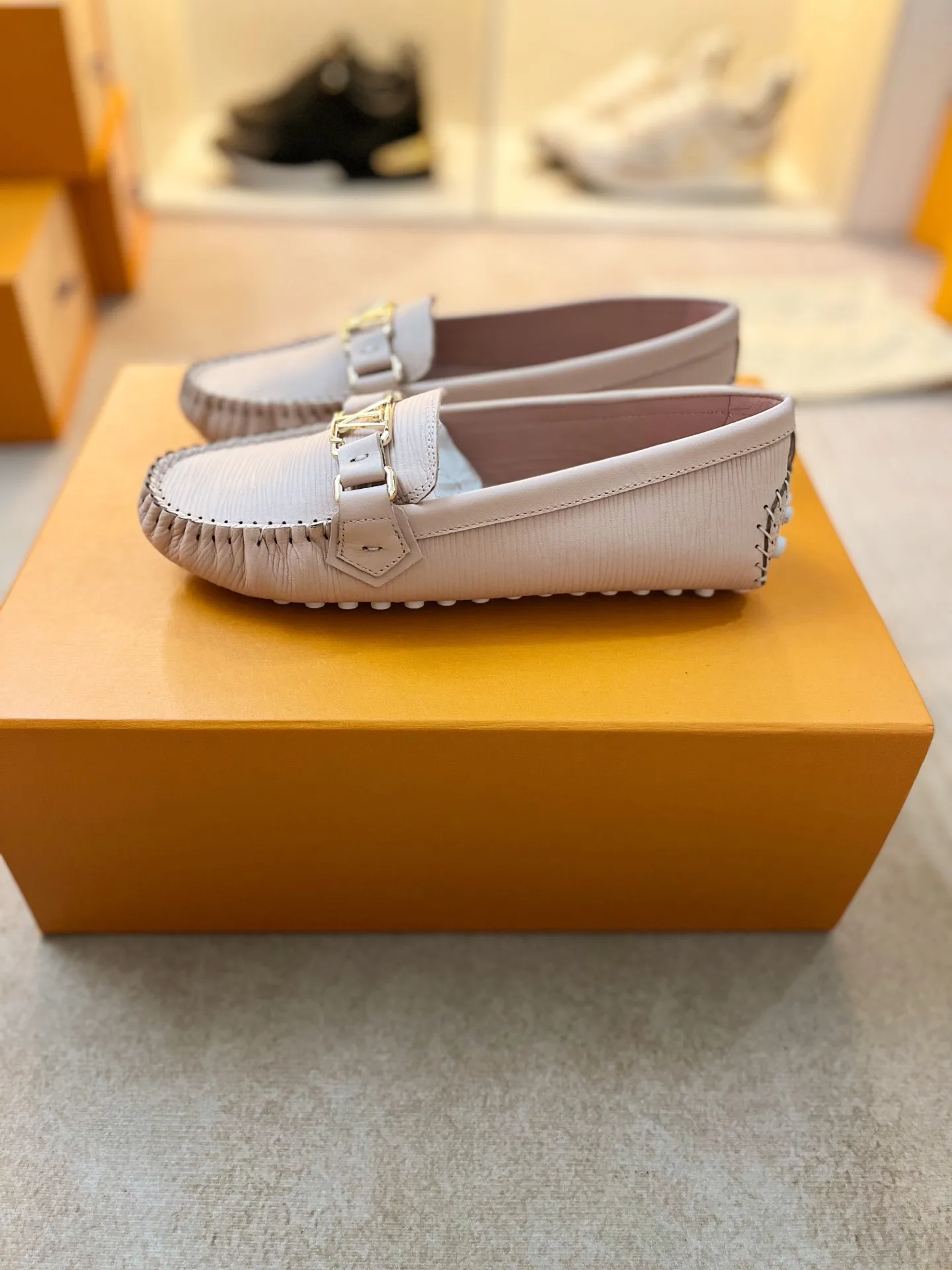 p460💰Couple model❤️🇫🇷 𝙇𝙤𝙪𝙞𝙨 𝙑𝙪𝙞𝙩𝙩𝙤𝙣 🇫🇷Louis Vuitton 2023 Classic𝓛𝓿 𝓣𝓻𝓪𝓲𝓷𝓮𝓻 Sports Series ➪➪➪¯ [Arizona Doudou Shoes Series] ▪️▪️▪️Arizona slip-on shoes are made of Monogram Eclipse canvas. Its hand-painted and dyed edges and hand-sewn uppers fully demonstrate Louis Vuitton's traditional shoemaking craftsmanship. This slip-on shoe is very lightweight. The integrated tongue and upper make it particularly comfortable and flexible. The soft outsole is equipped with rubber padding. Decorated with matching sash. Detailed features: ☑️Monogram Eclipse canvas ☑️Black Eclipse pattern ☑️Hand-painted shoe edges ☑️Hand-sewn uppers (each pair takes time to process) ☑️Integrated tongue and upper construction ☑️Outsole equipped with rubber lining ☑️size: 35_46